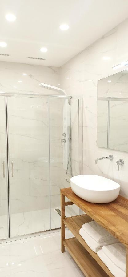 Elegant Basement Suite Orosei Exterior photo