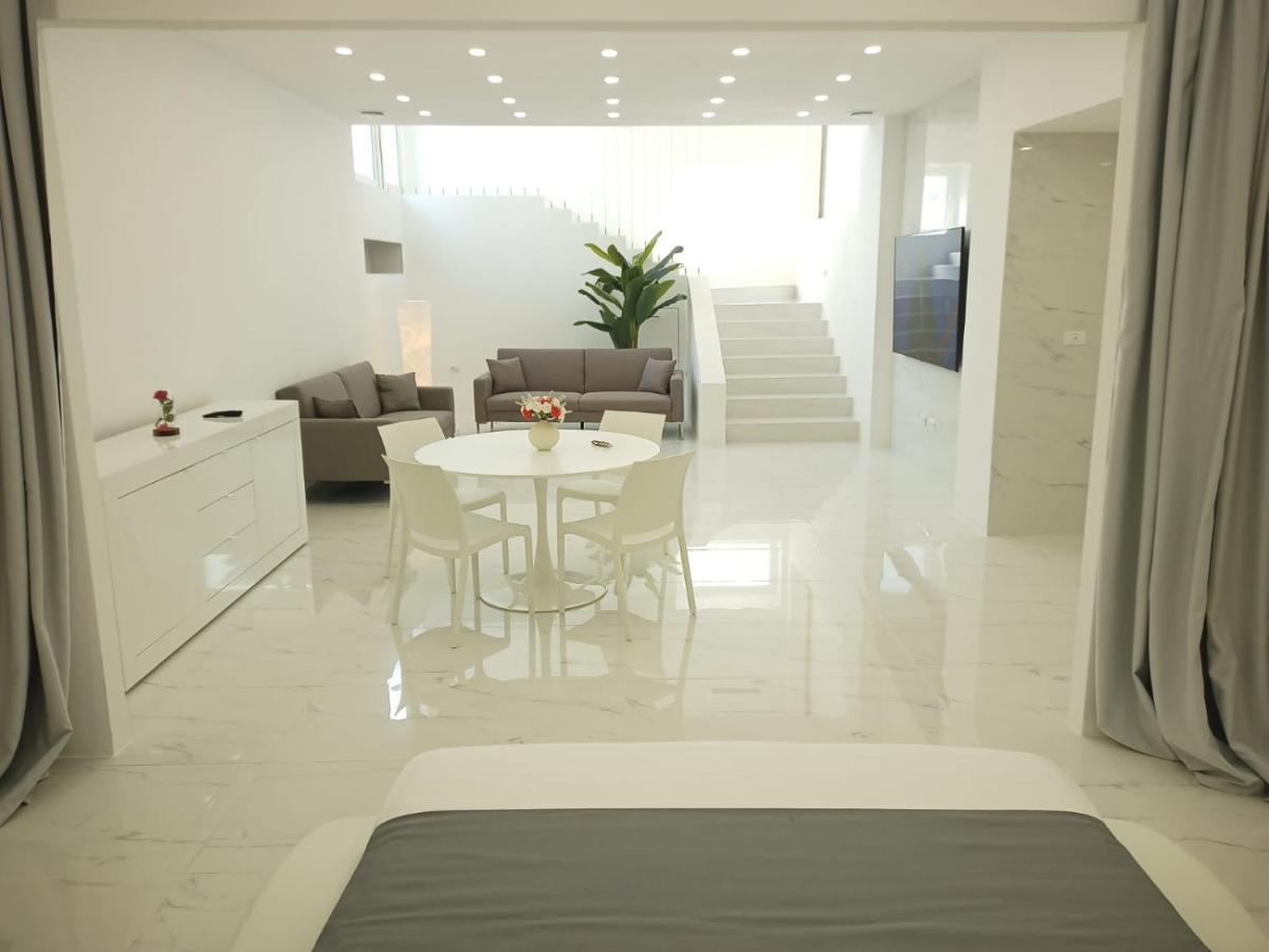 Elegant Basement Suite Orosei Exterior photo