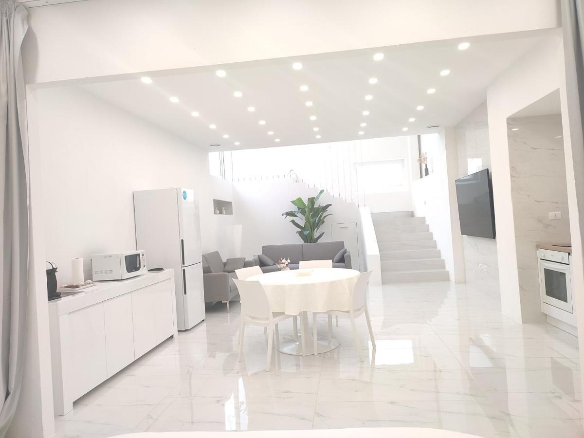 Elegant Basement Suite Orosei Exterior photo
